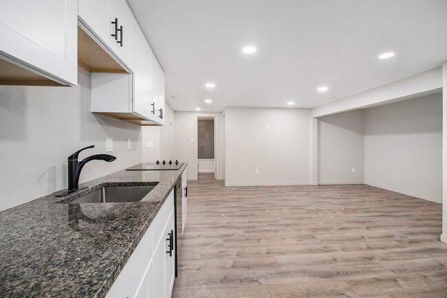 Building Photo - Garden Level 2 Bed, 1 Bath Duplex Availabl...