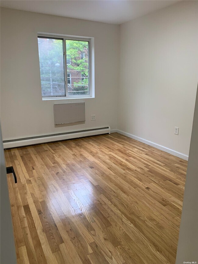 Foto del edificio - 42-10 Elbertson St