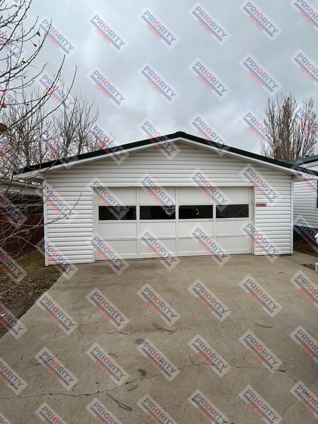 Building Photo - 3 bedroom, 2 bath 1,216 sqft single-family...