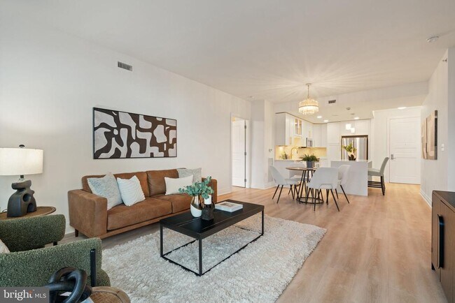Foto del edificio - 8220 Crestwood Heights Dr