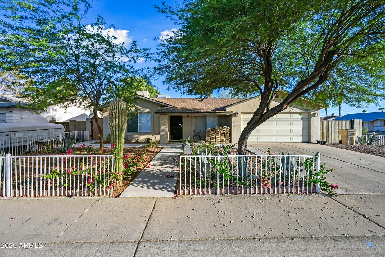 Foto principal - 5833 W John Cabot Rd
