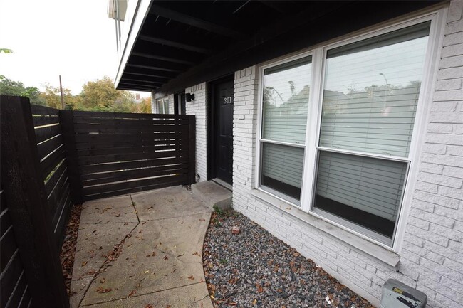 Building Photo - 5124 Live Oak St