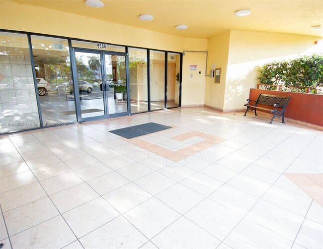 Building Photo - 9686 Fontainebleau Blvd