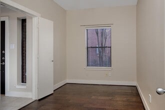 Building Photo - 914 W 25th St