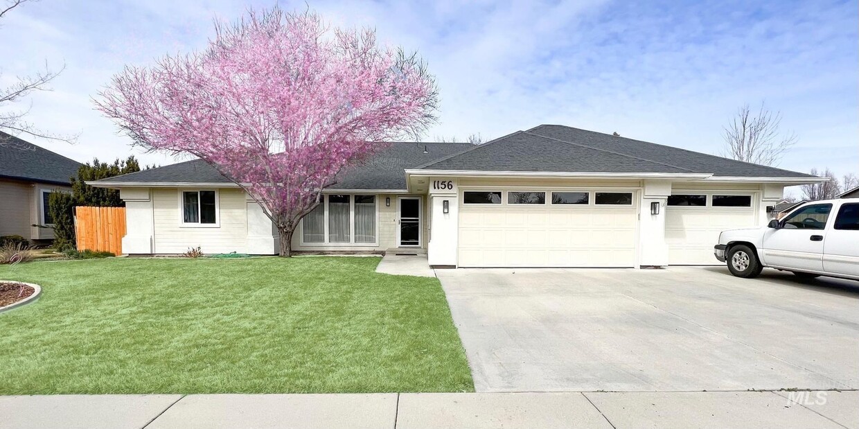 Foto principal - Fantastic 4 Bedroom Home with 3 Car Garage...