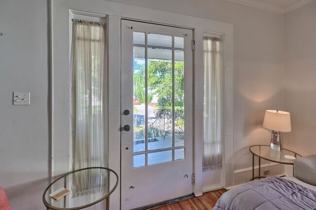 Foto del edificio - Adorable Bungalow in Highly Sought-After C...