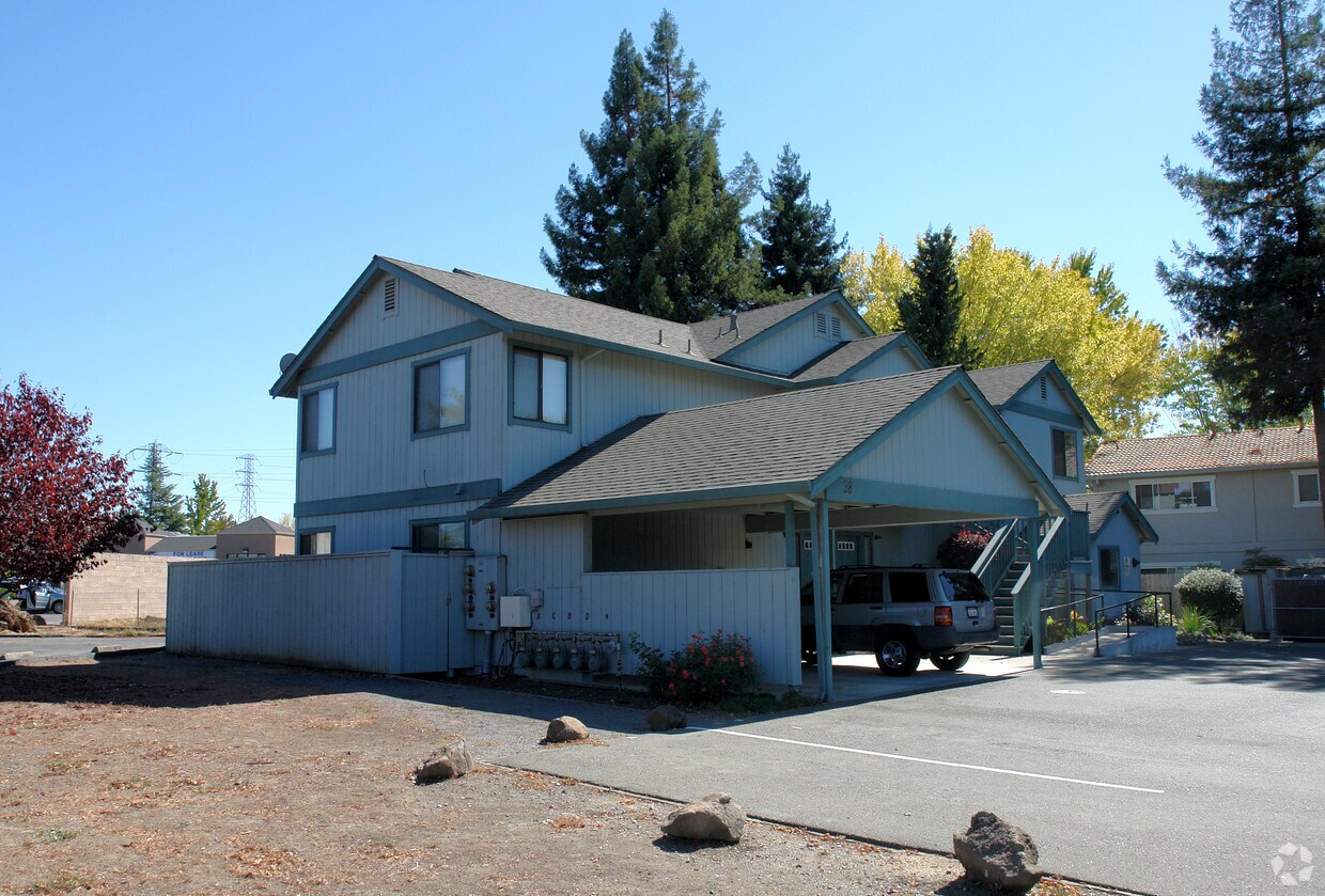Building Photo - 38 Lark Center Dr