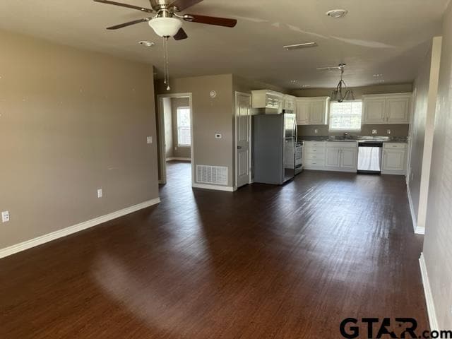 Building Photo - 204 Timber Park