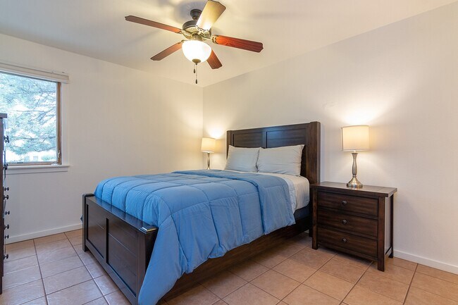 Foto del edificio - Fully Furnished Two Bedroom Condo Available Now!