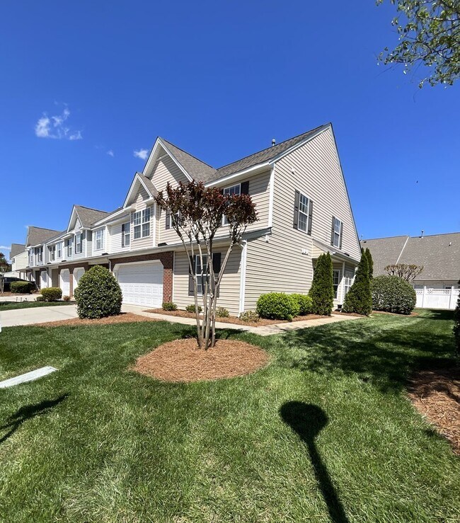Foto del edificio - 3 bed, 2.5 bath Townhouse with 2 car garag...