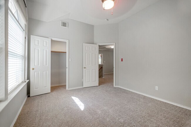 Building Photo - 4 Bedroom, 2.5 Bath Home in Vista Oaks