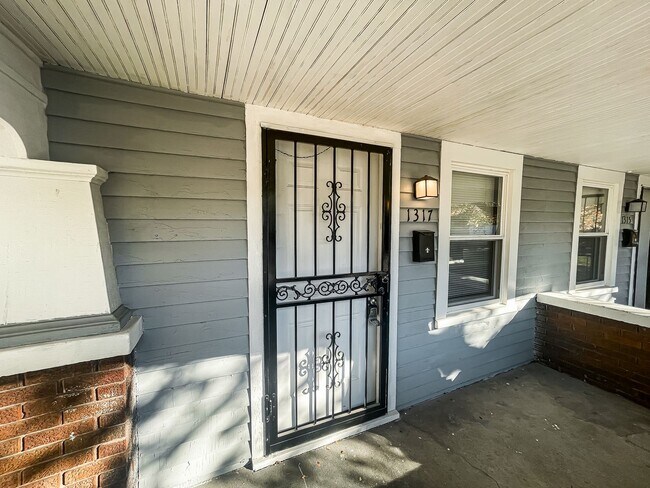 Foto del edificio - 1315-1317 N Gale St