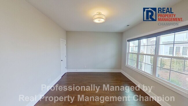 Foto del edificio - Spacious 4 BD Executive Home Loaded with U...