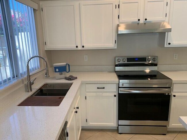 Building Photo - Single Srory Three Bedroom Home with Solar...