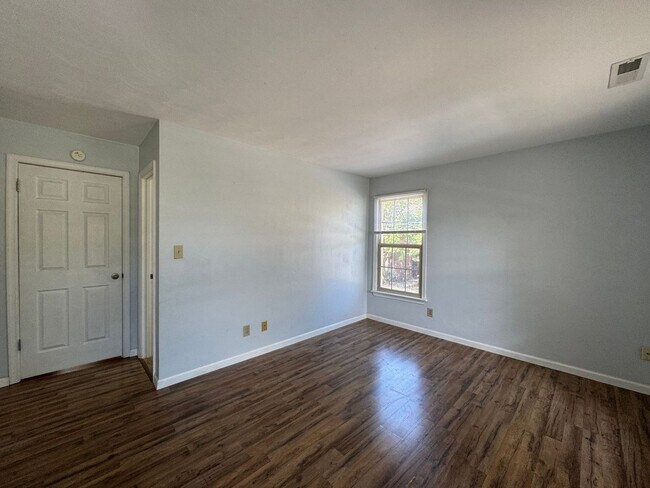Foto del edificio - Charming 2-Bed, 2.5-Bath Home in Vibrant N...