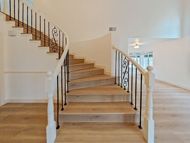 Foto del edificio - Stunning Remodeled Home in Dana Woods – Co...