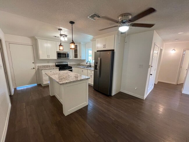 Building Photo - IMMACULATE TOWNHOUSE NEAR HOSPITAL!