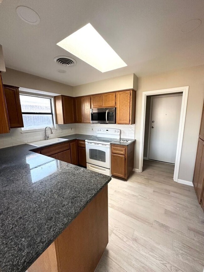 Foto del edificio - 3 Bedroom 2 Bathroom Available ASAP!