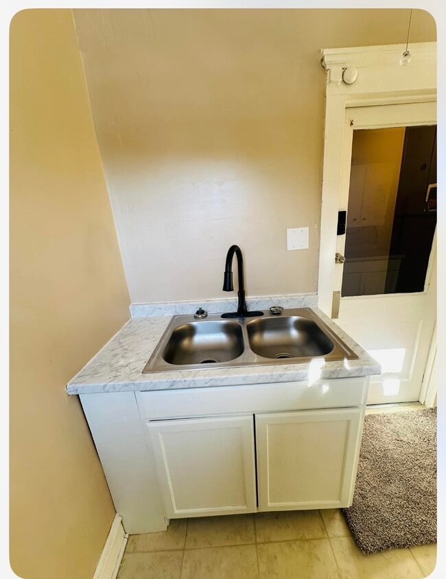 Building Photo - 345 1/2 Chemung St