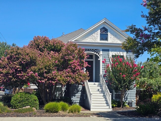 Building Photo - 1542 Main St