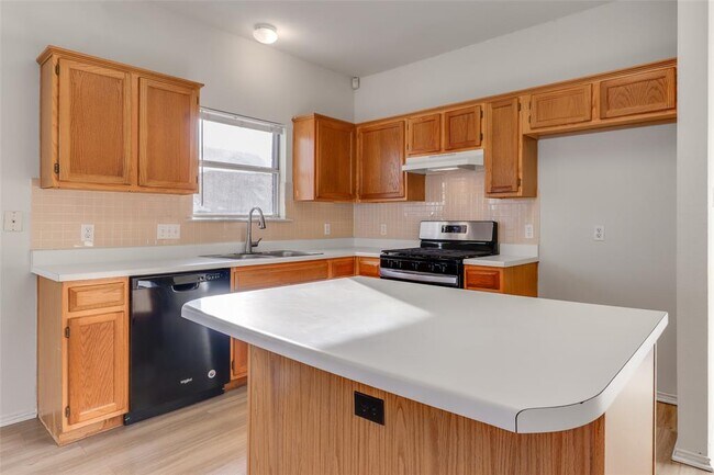 Foto del edificio - 15437 Ozone Pl