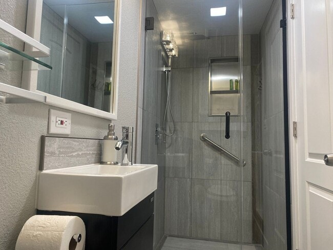 Building Photo - Charming 3BR Condo in Denver