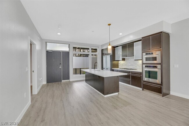 Building Photo - 8925 W Flamingo Rd
