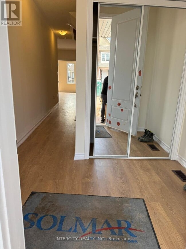 Photo du bâtiment - 151 Sanders Rd