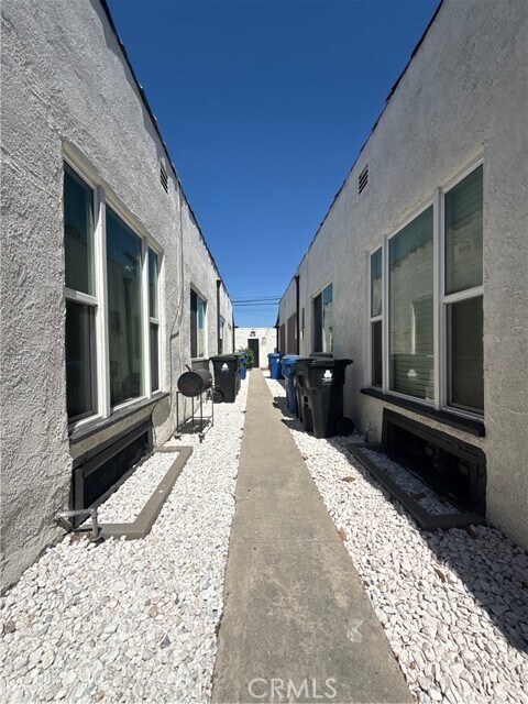 Foto del edificio - 6430 S Van Ness Ave