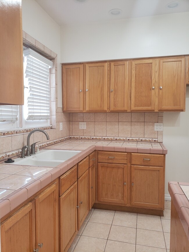 Large Kitchen - 4192 6th Ave