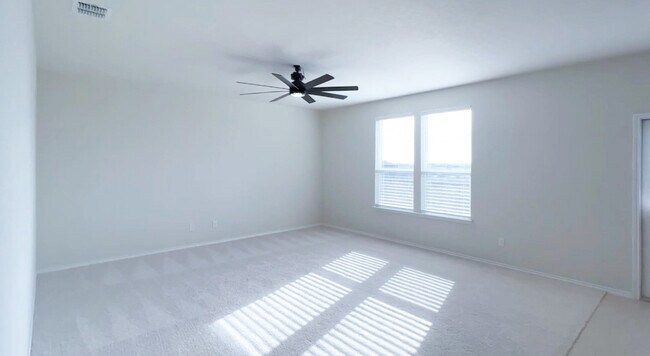 Spacious Living Room - 7029 Lions Park