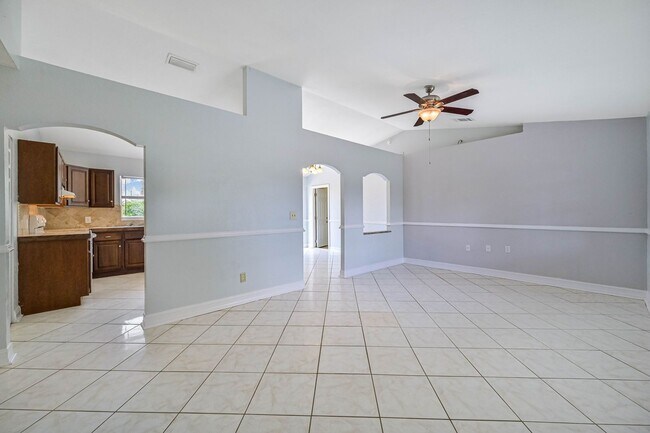 Foto del edificio - **3/2 House in San Carlos - Huge fenced backyard - City Water**