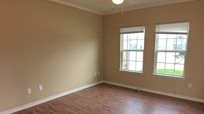 Foto del edificio - Whispering Oaks - Affordable