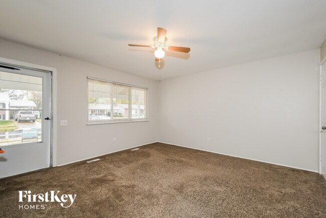 Building Photo - 1120 Lees Ln