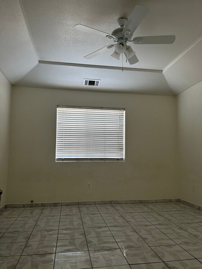 Foto del edificio - 16352 Manchester St