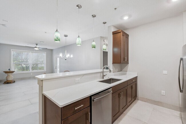Building Photo - Upscale & renovated 3Bedrooms / 2Baths condo-unit in MetroWest community!