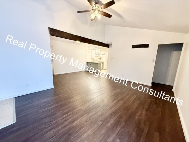 Foto del edificio - Spacious 5-Bedroom Townhome