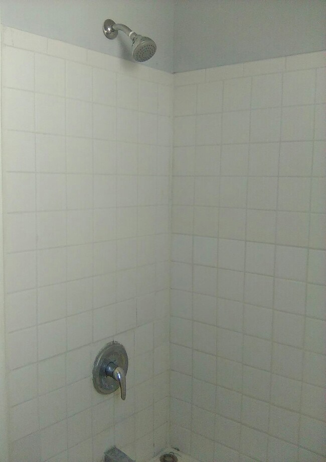 Foto del edificio - 594 Roosevelt Ave