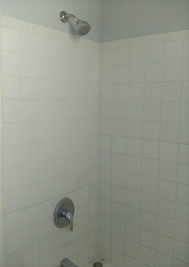 Building Photo - 594 Roosevelt Ave