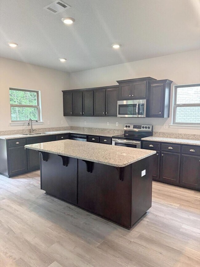 Foto del edificio - Spacious 5-Bedroom with Community pool in Crestview!