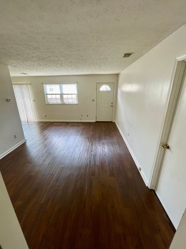 Building Photo - 257 University Dr