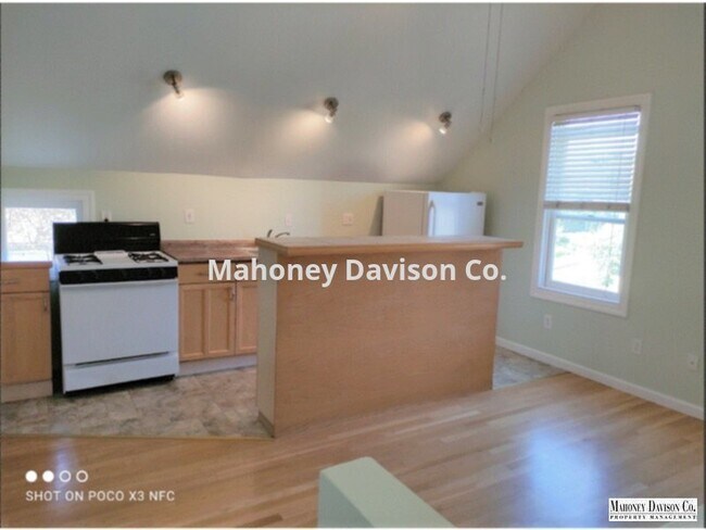 Building Photo - Charming 2 bdrm/1 bath duplex near downtow...