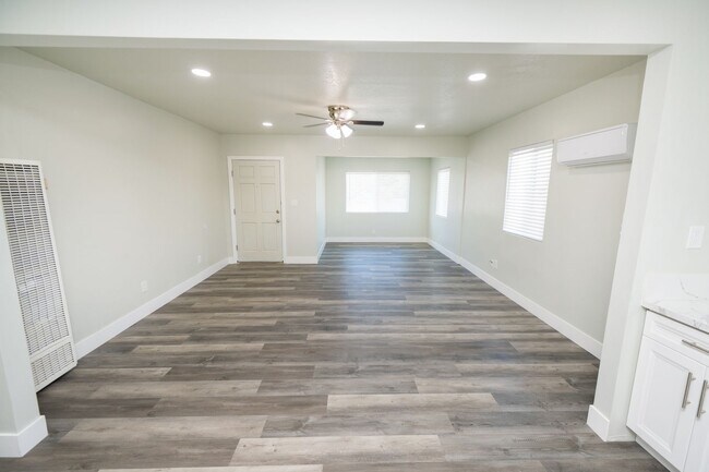 Building Photo - Duplex Washington