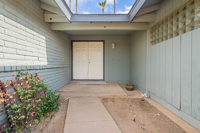 Building Photo - 2543 E Huntington Dr