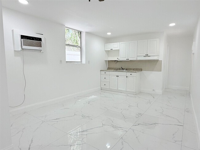 Building Photo - 1850 Rodman St