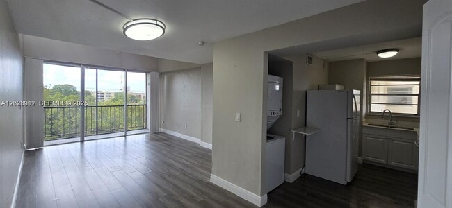 Building Photo - 8870 Fontainebleau Blvd