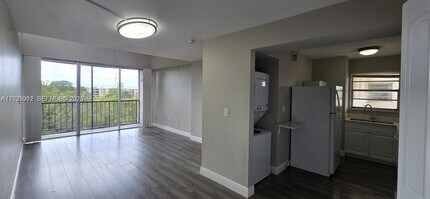 Building Photo - 8870 Fontainebleau Blvd