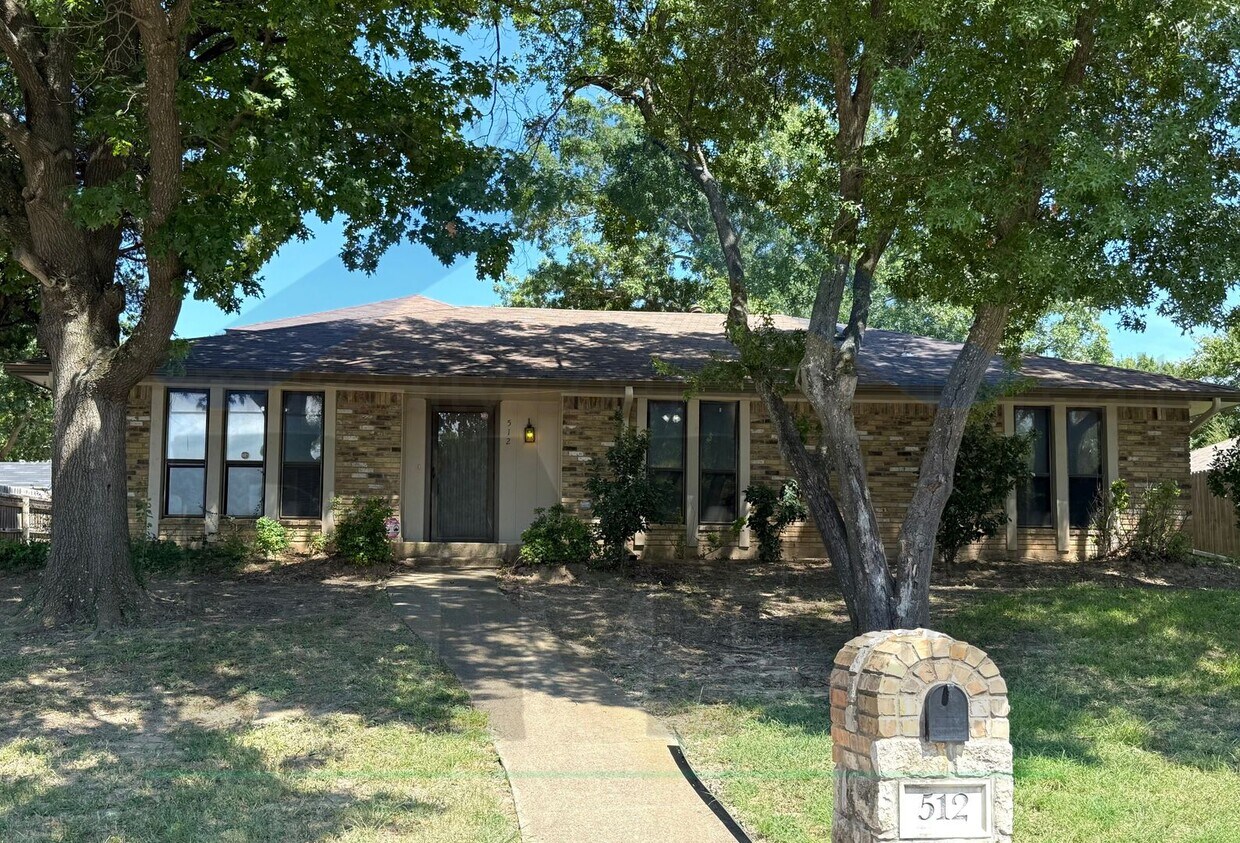AVAILABLE NOW!!! Beautiful 3/2/2 house loc... - AVAILABLE NOW!!! Beautiful 3/2/2 house loc...