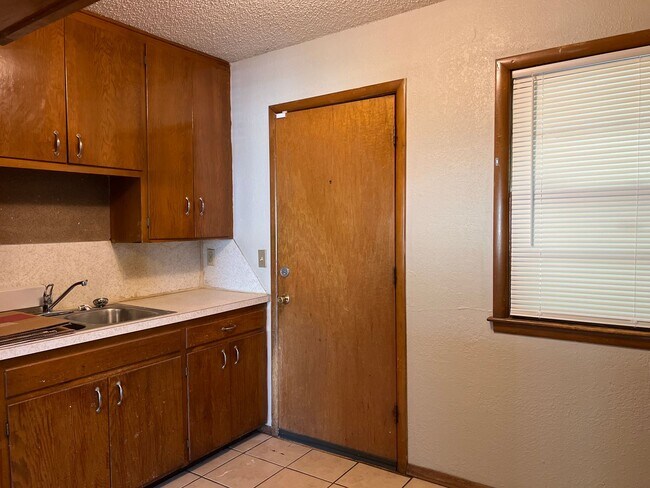 Building Photo - Cute 2 Bedroom with Move In Special!!