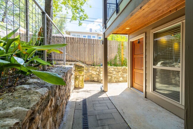 Building Photo - One bedroom condo in an Unbeatable Location!!